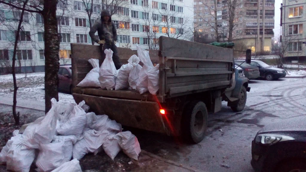 Вывоз мусора в мешках в Екатеринбурге в октябре