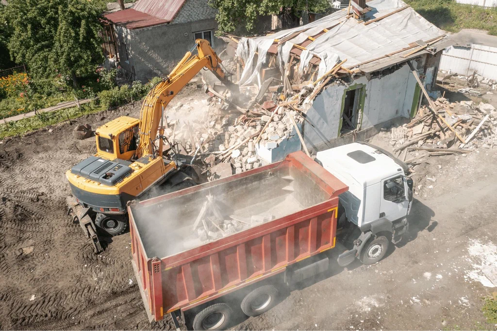 Вывоз мусора после сноса зданий с выездом в Екатеринбурге в октябре