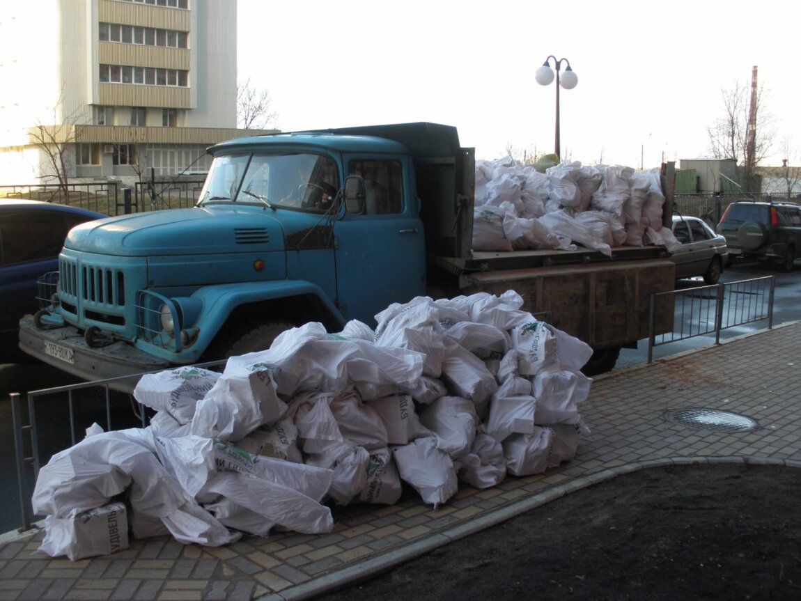 Вывоз мусора ЗИЛом в Екатеринбурге от ПроМусор: аренда самосвала ЗИЛ от 2306 руб