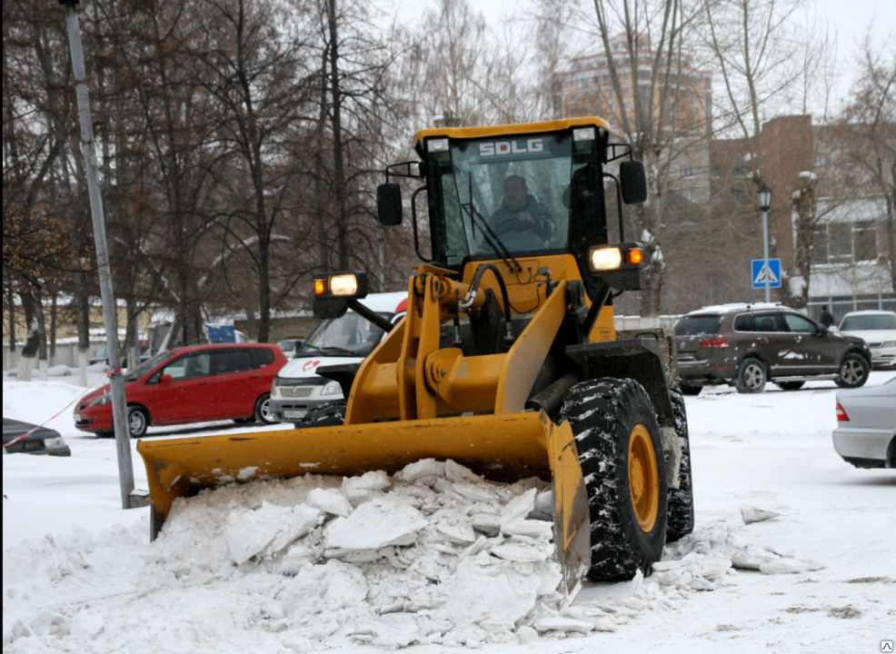 Аренда трактора для уборки снега в Екатеринбурге от ПроМусор – цена от 1025 руб., быстро и недорого