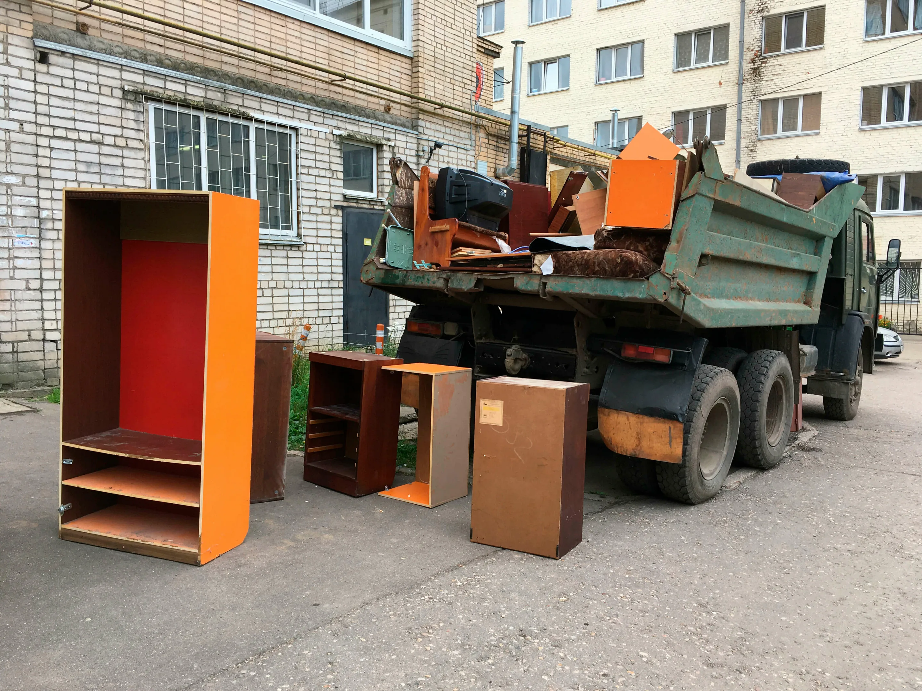 Утилизация старой мебели с вывозом и разбором в Екатеринбурге в октябре