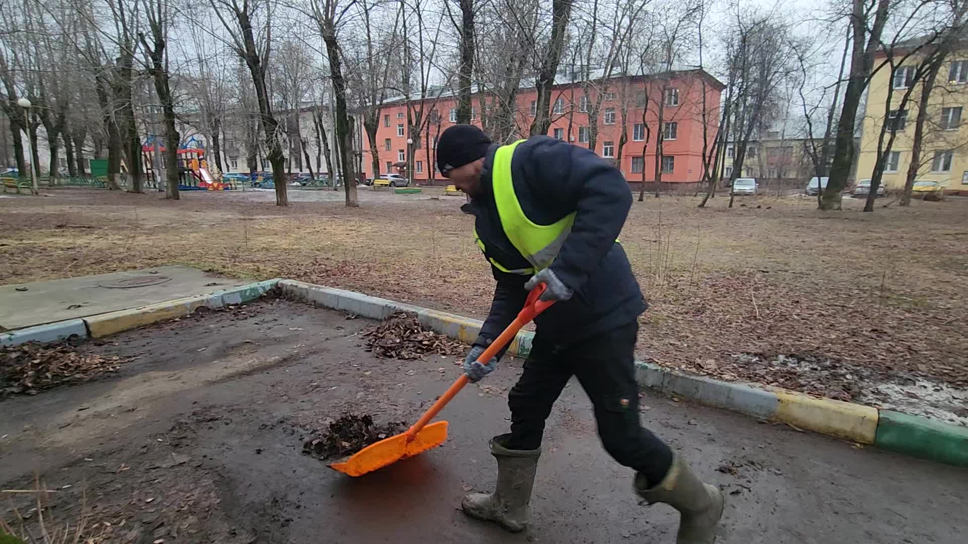 Уборка территорий в Екатеринбурге в октябре