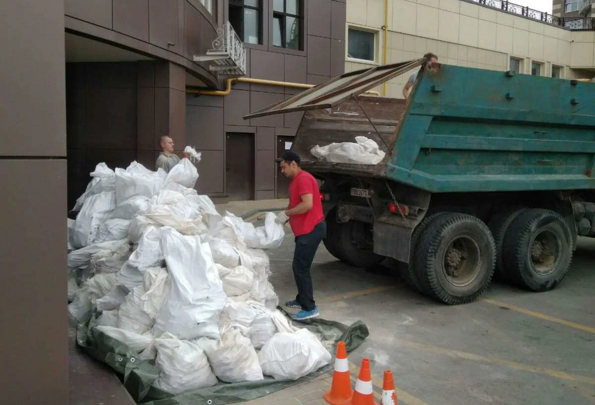 Вывоз мусора из подвала в Екатеринбурге от ПроМусор – уборка, разбор завалов и очистка, цены от 2460 руб