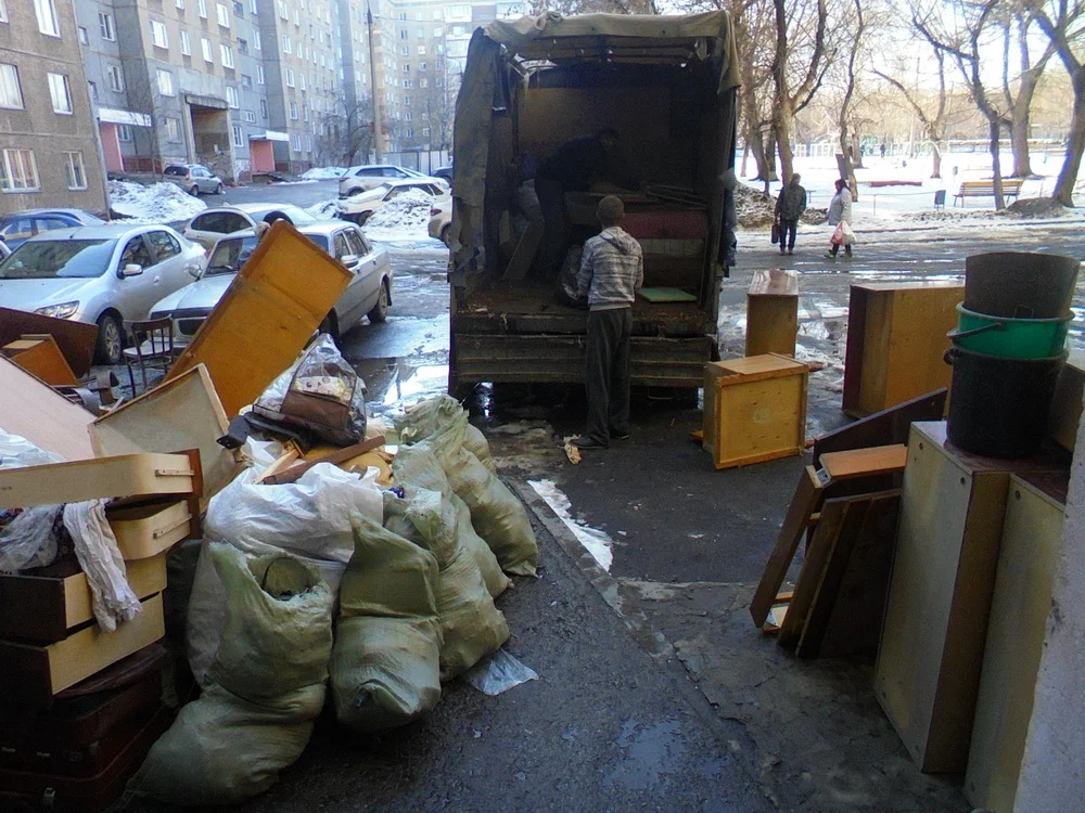 Вывоз мусора из подвала с утилизацией в Екатеринбурге в октябре