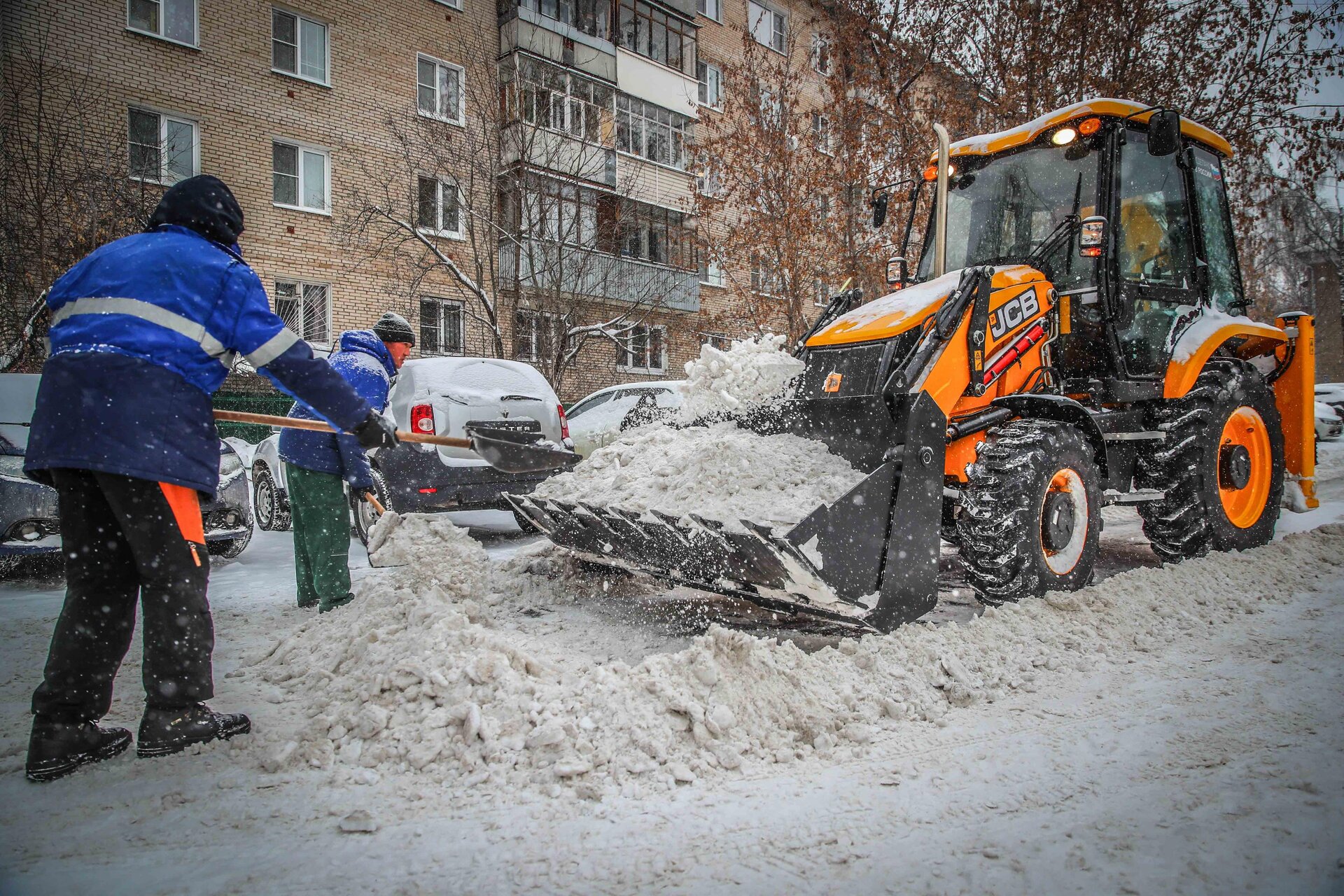 Очистка дворов от снега и наледи в Екатеринбурге — уборка снега, трактор и ручная, цены от 512 руб. | ПроМусор