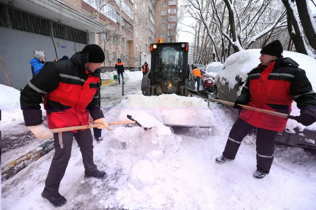 Очистка дворов от снега с гарантией результата в Екатеринбурге в октябре