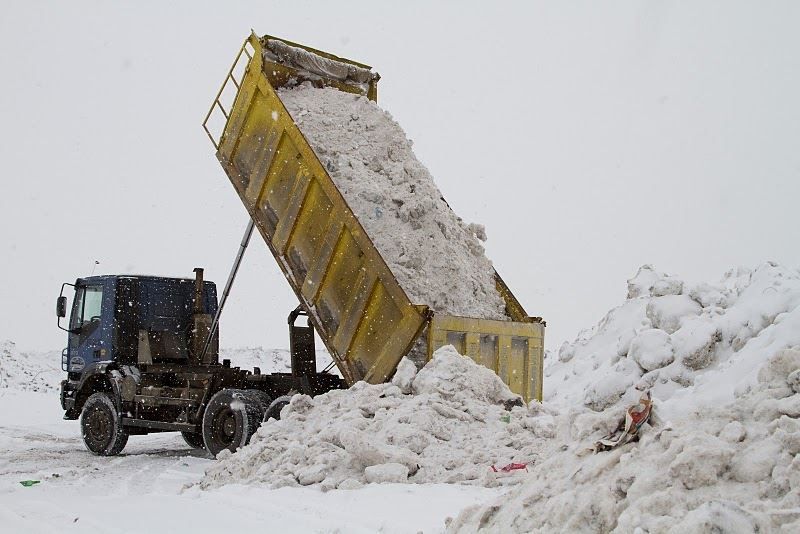 Вывоз снега самосвалами в Екатеринбурге в октябре