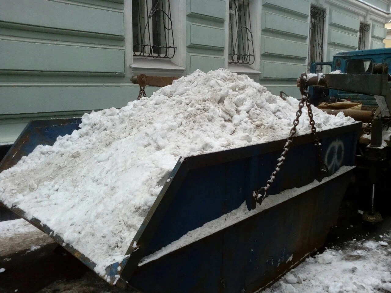 Вывоз снега контейнерами в Екатеринбурге в октябре